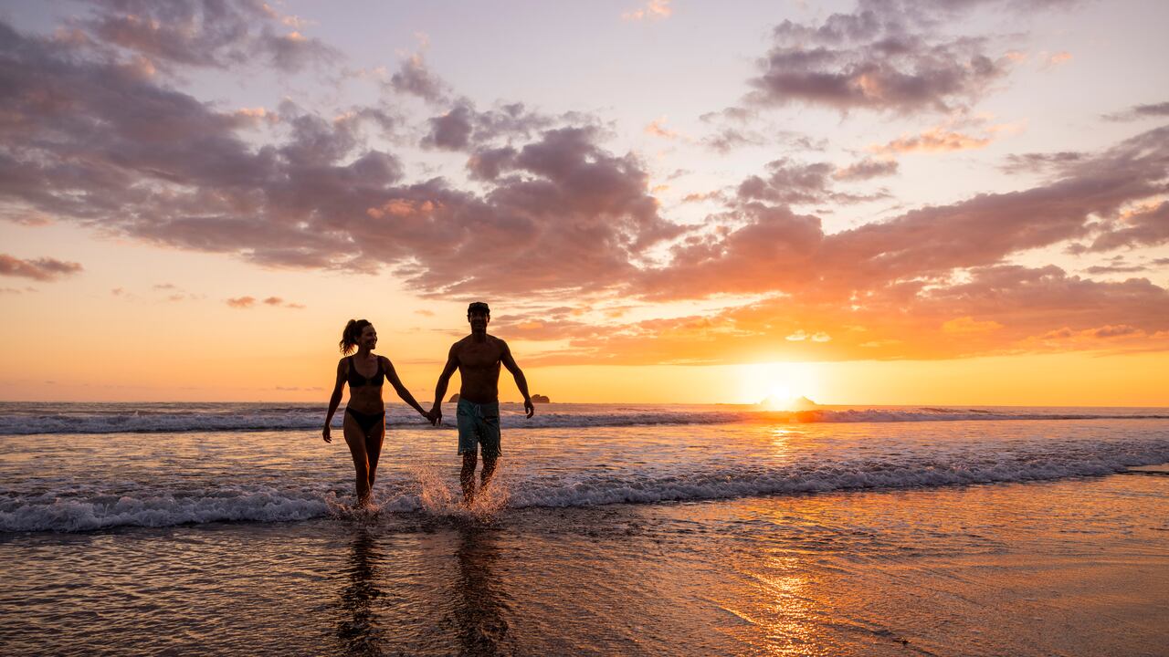 Viajar en pareja puede aportar numerosos beneficios tanto a la relación como al crecimiento personal de cada persona, fortaleciendo el vínculo, la comunicación, reduciendo el estrés y fomentando el trabajo en equipo.