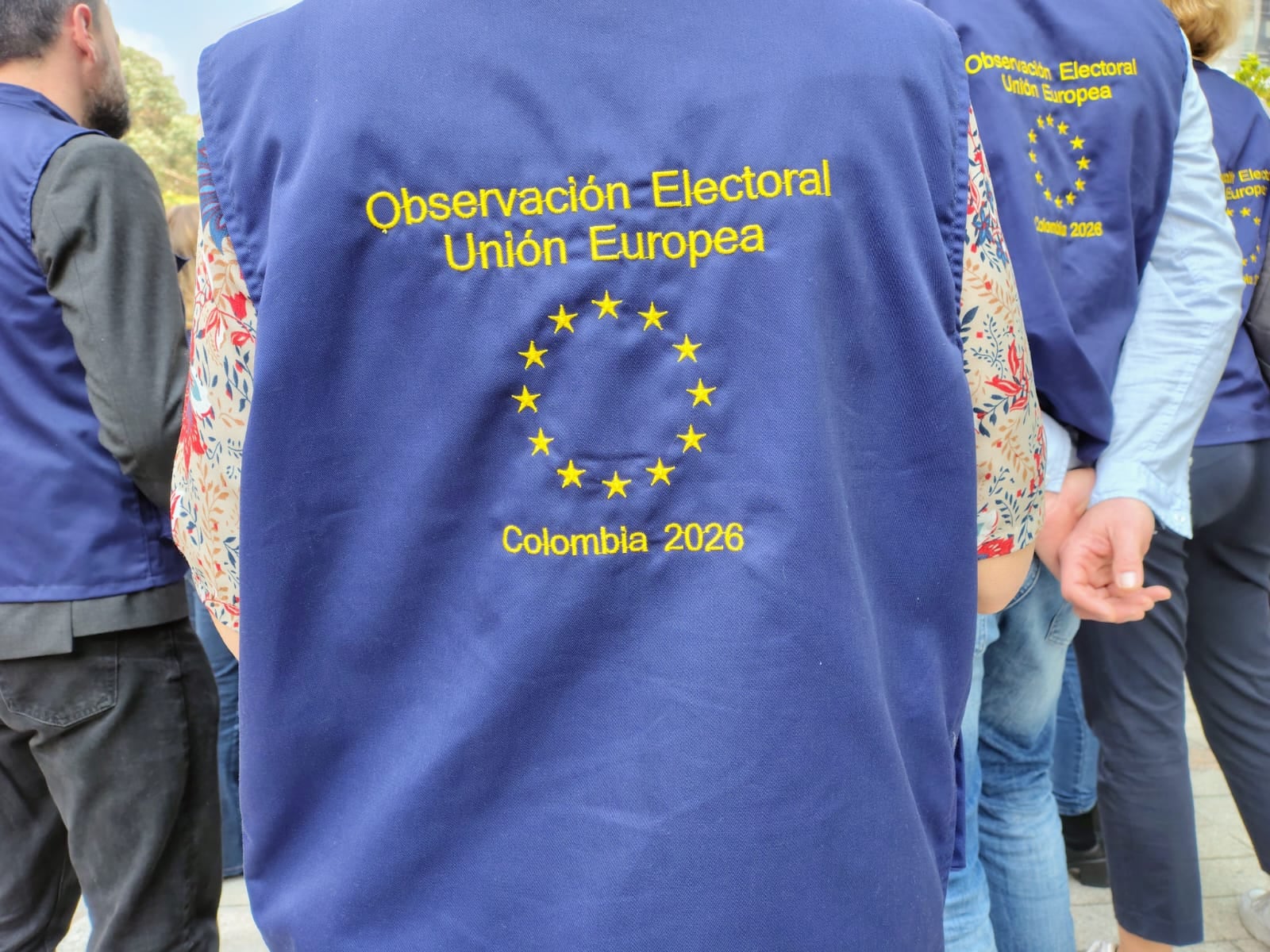 No hacen campaña, no dan opiniones políticas ni intervienen en los resultados. Llegan desde distintos países de Europa para vigilar cómo funciona el voto en Colombia.