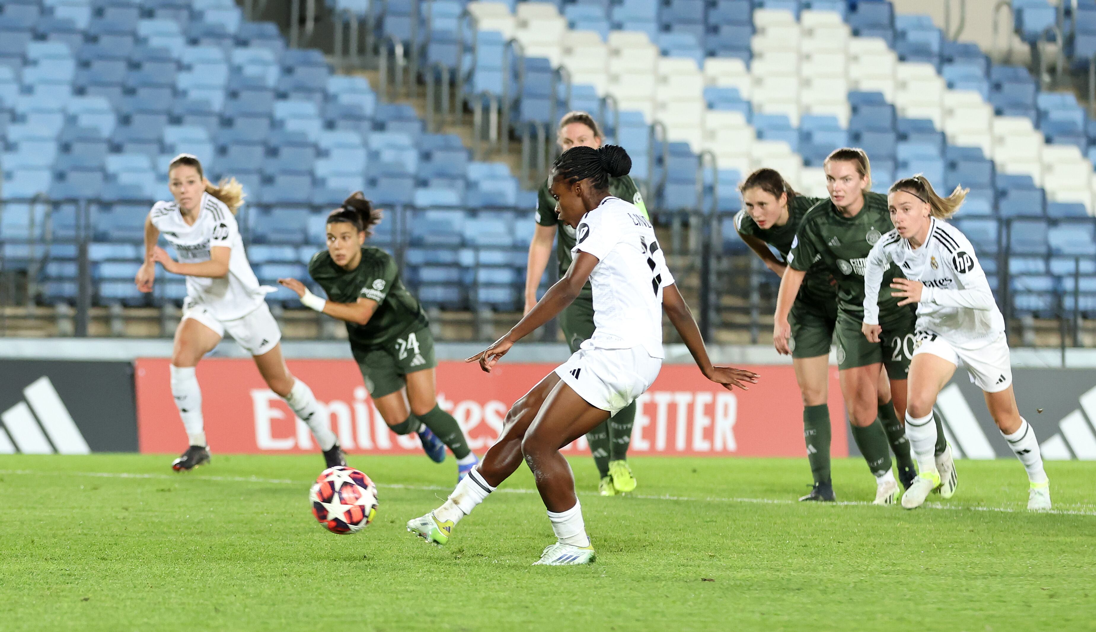 Linda Caicedo del Real Madrid marca el cuarto gol de su equipo desde el punto de penalti durante el partido de la UEFA Women's Champions League entre el Real Madrid CF y el Celtic FC en el Estadio Alfredo Di Stefano el 17 de octubre de 2024 en Madrid, España.