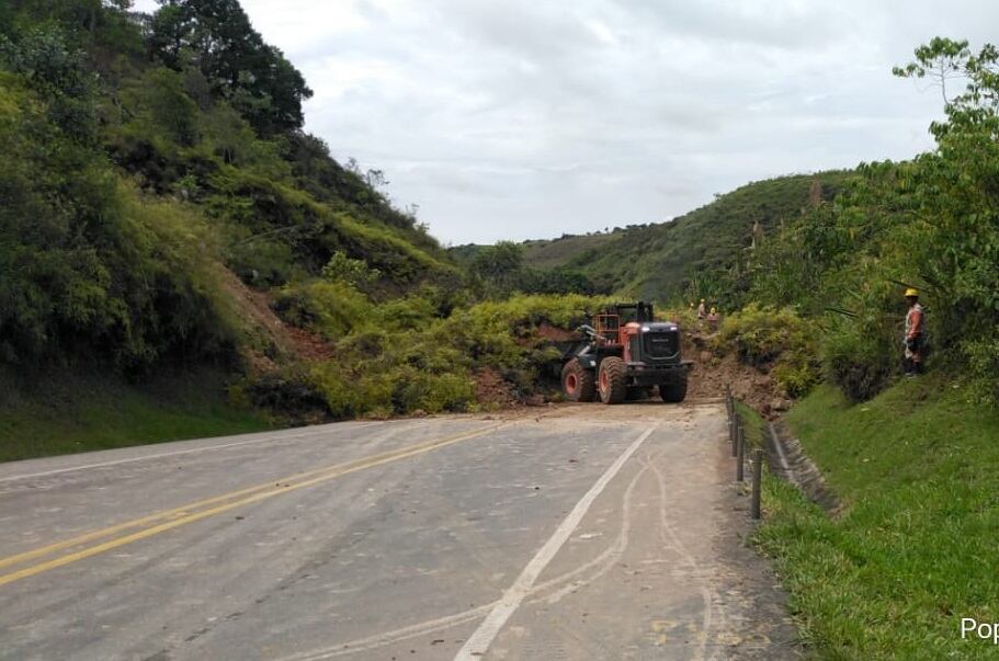 Así quedó la carretera tras el derrumbe.