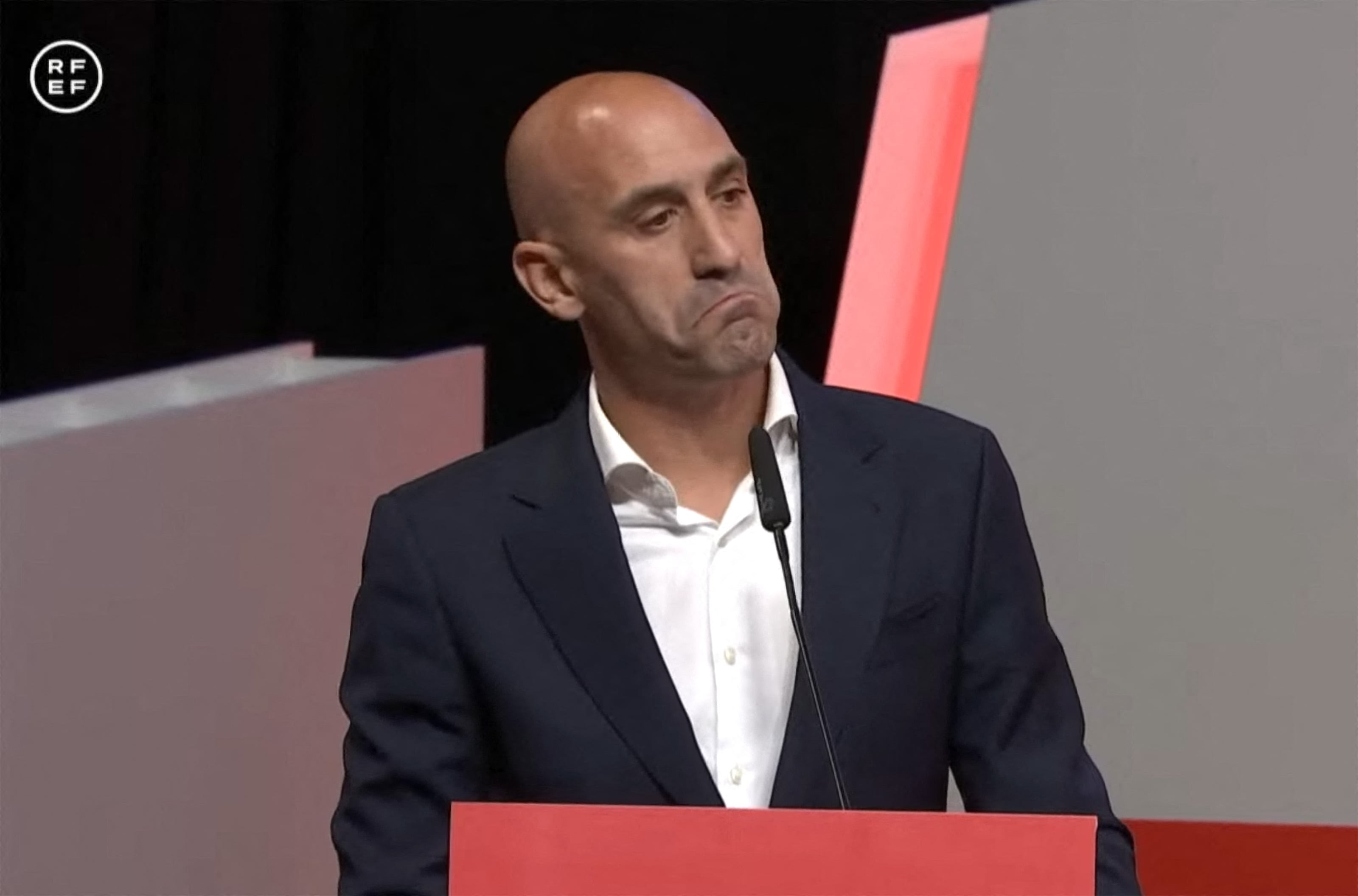 En esta captura de vídeo obtenida de una transmisión en vivo en el sitio web de la Real Federación Española de Fútbol (RFEF), el presidente de la RFEF, Luis Rubiales, pronuncia un discurso durante una asamblea general extraordinaria de la federación el 25 de agosto de 2023