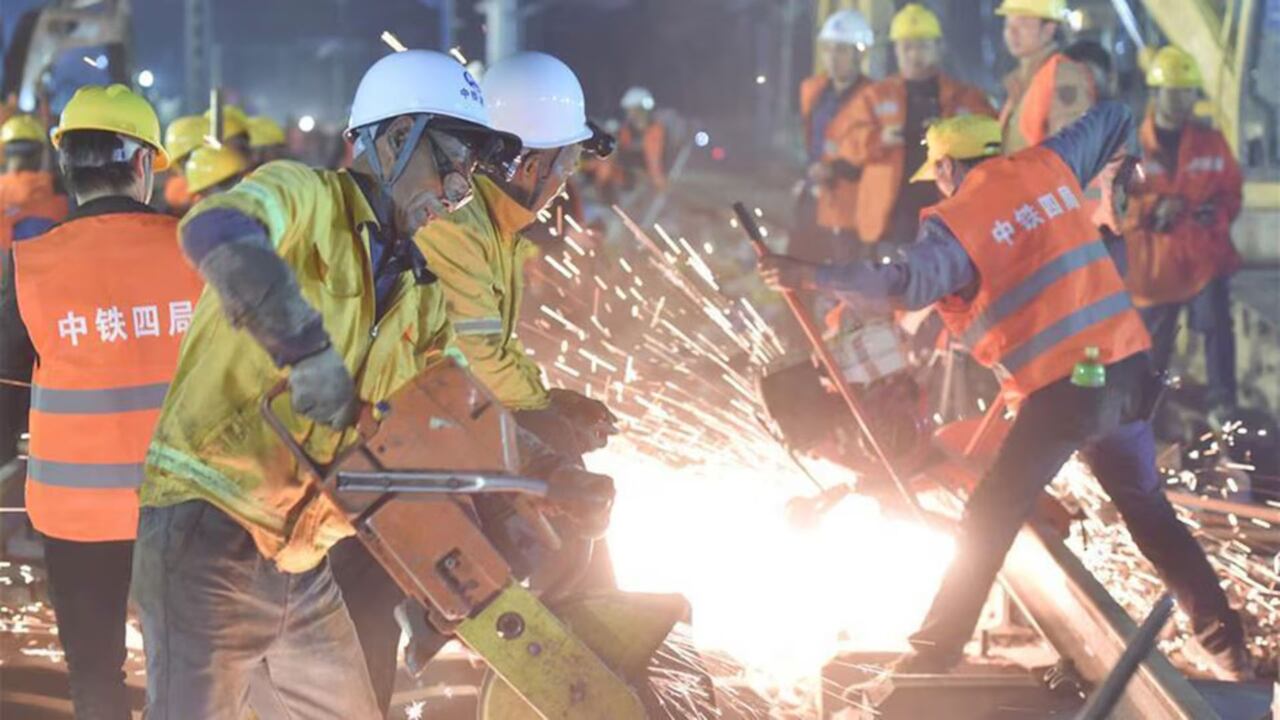 Más de 1500 trabajadores lograron hacer una obra en tan solo 9 horas