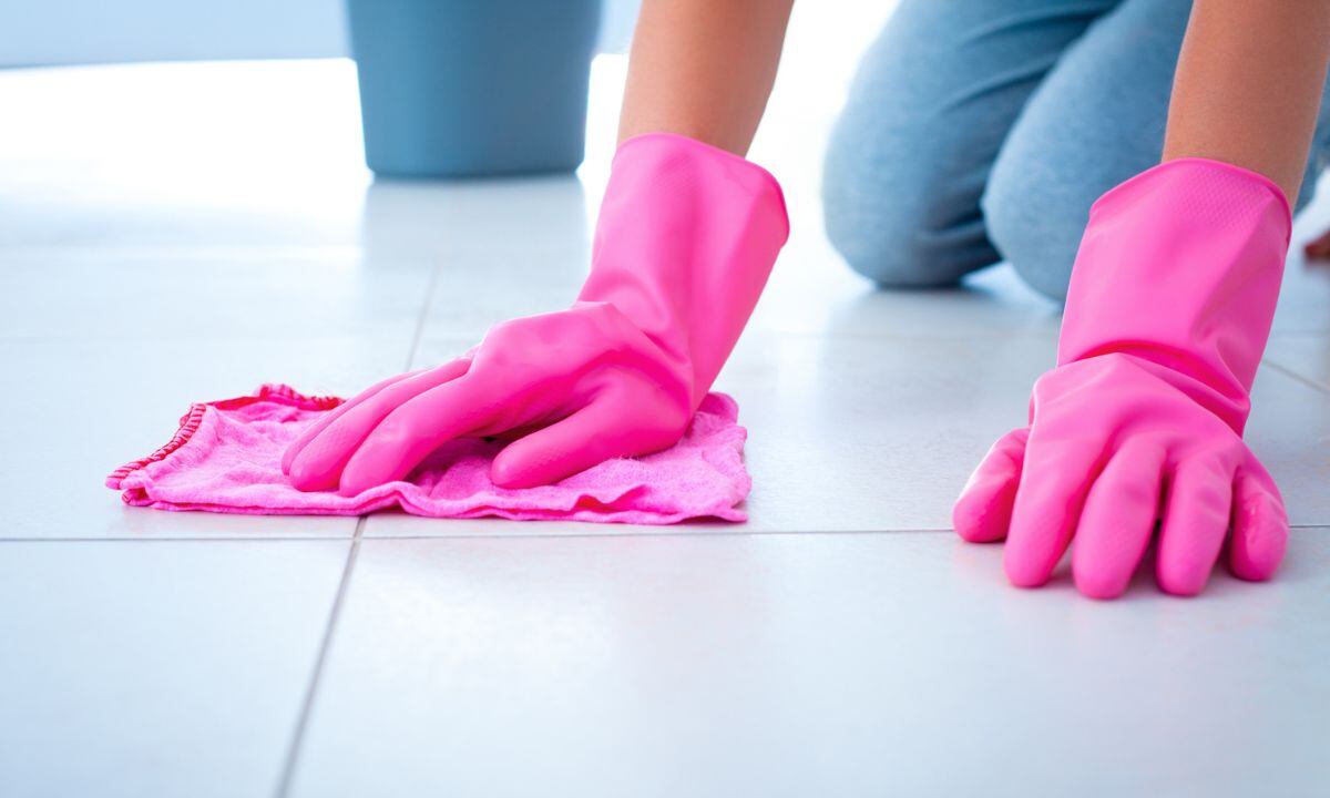 Limpiar piso de cerámica con vinagre.