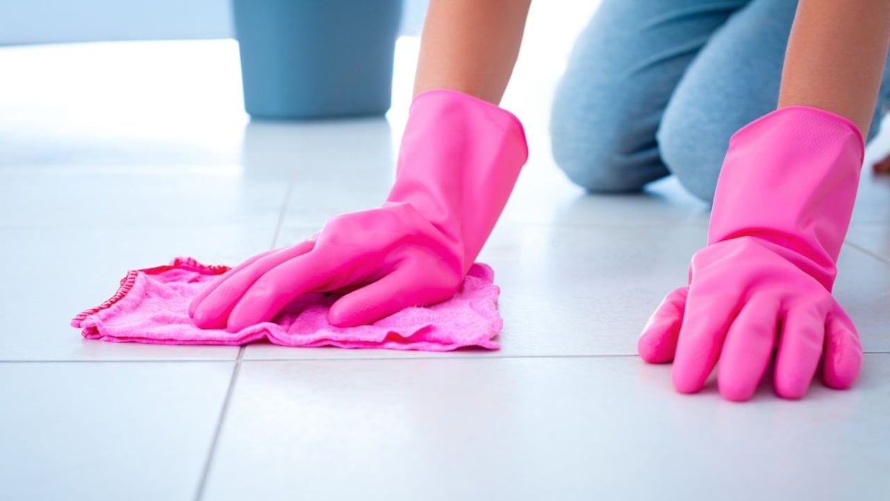 Limpiar piso de cerámica con vinagre.