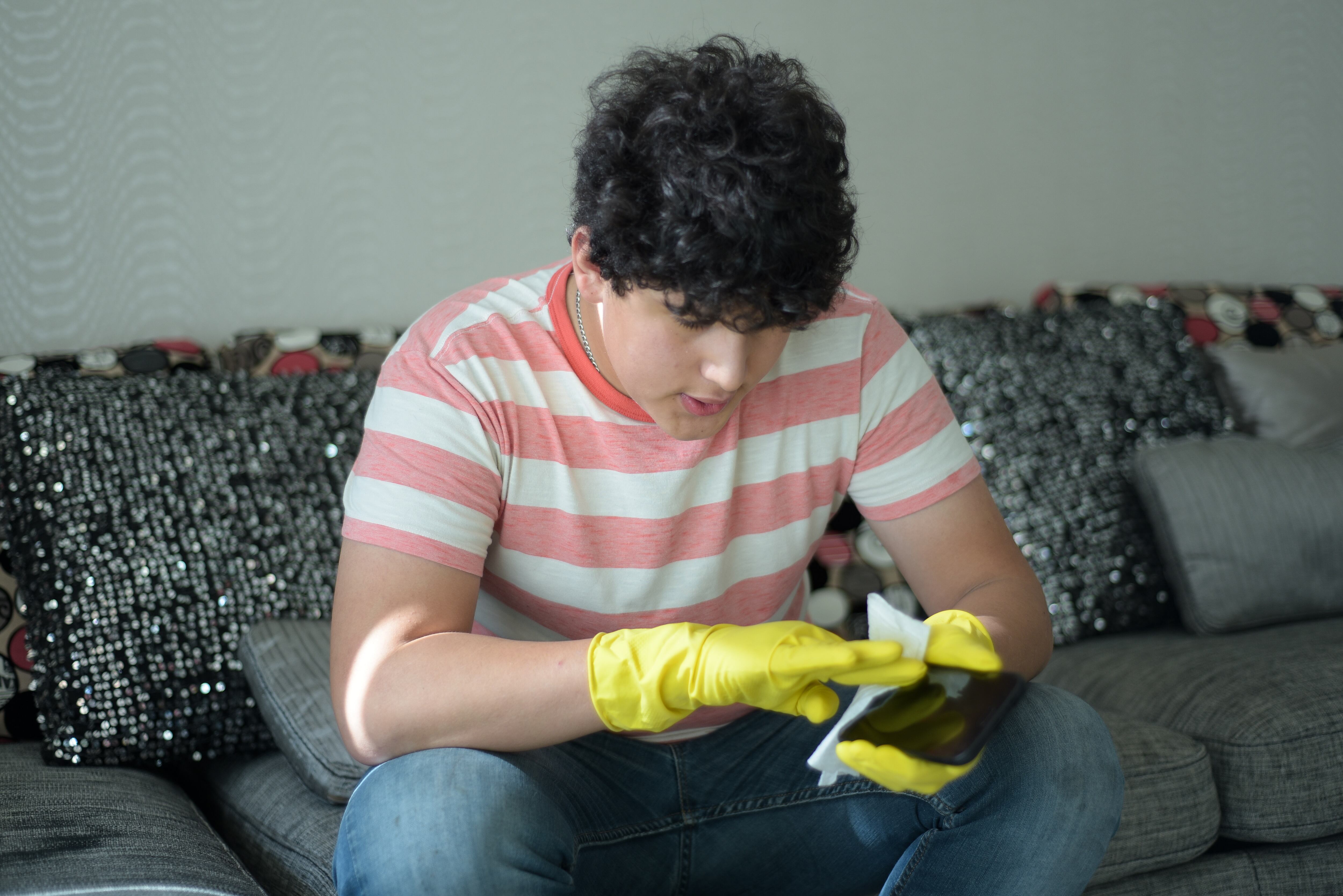 Los usuarios pueden hacer una limpieza de los puertos del móvil desde su casa.