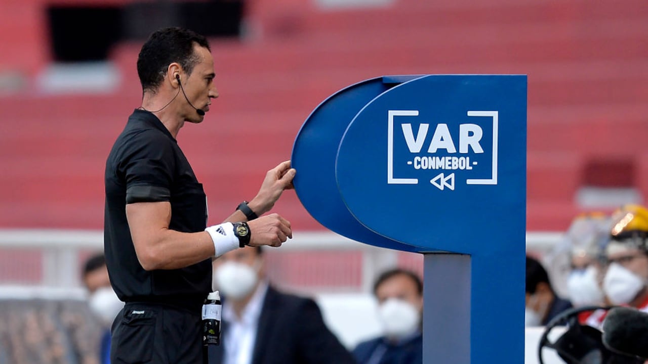 El árbitro Wilmar Roldán revisa el VAR durante un partido entre Ecuador y Uruguay como parte de las Eliminatorias Sudamericanas para Qatar 2022 en el Estadio Rodrigo Paz Delgado el 13 de octubre de 2020 en Quito, Ecuador. (Foto de Rodrigo Buendía - Pool/Getty Images)