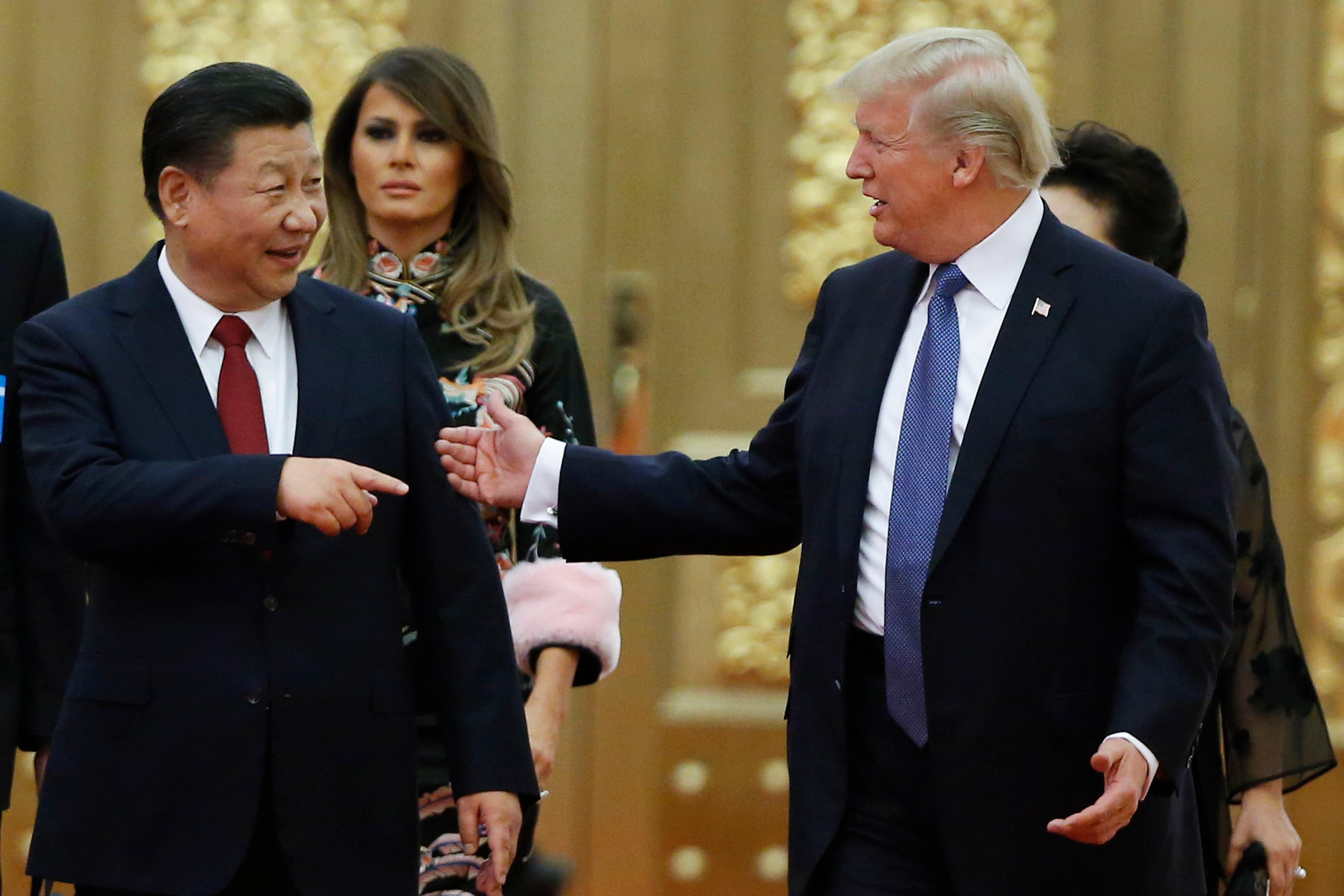 El presidente estadounidense Donald Trump y el presidente chino Xi Jinping llegan a una cena de estado en el Gran Salón del Pueblo el 9 de noviembre de 2017 en Beijing, China. Trump está en un viaje de 10 días a Asia.  (Foto de Thomas Peter - Piscina/Getty Images)