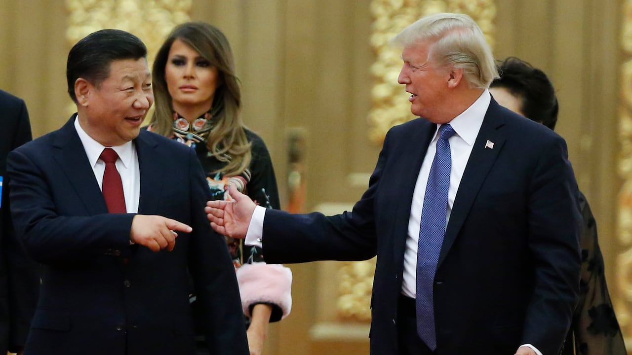 El presidente estadounidense Donald Trump y el presidente chino Xi Jinping llegan a una cena de estado en el Gran Salón del Pueblo el 9 de noviembre de 2017 en Beijing, China. Trump está en un viaje de 10 días a Asia. (Foto de Thomas Peter - Piscina/Getty Images).