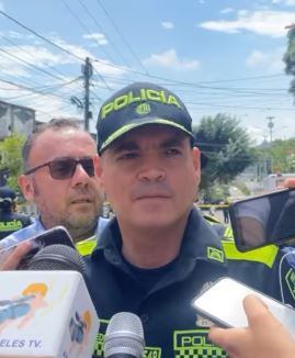 El oficial entregó declaraciones oficiales.