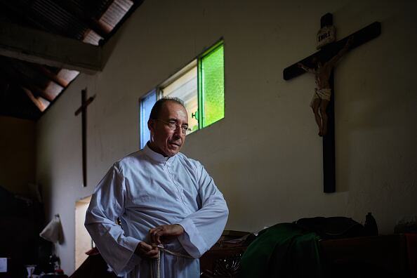 Monseñor Rolando Álvarez, la voz más crítica de la Iglesia frente al gobierno sandinista, se negó el pasado 9 de febrero a abordar un avión con 222 opositores que estaban presos y fueron desterrados a Estados Unidos. Ortega confirmó en su momento esa información y calificó al sacerdote de “soberbio” y “desquiciado”.