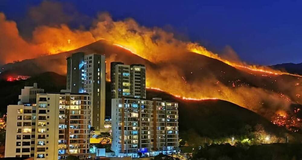 El incendio forestal en los cerros occidentales de Cali amenazó con afectar la zona residencial de la ciudad.