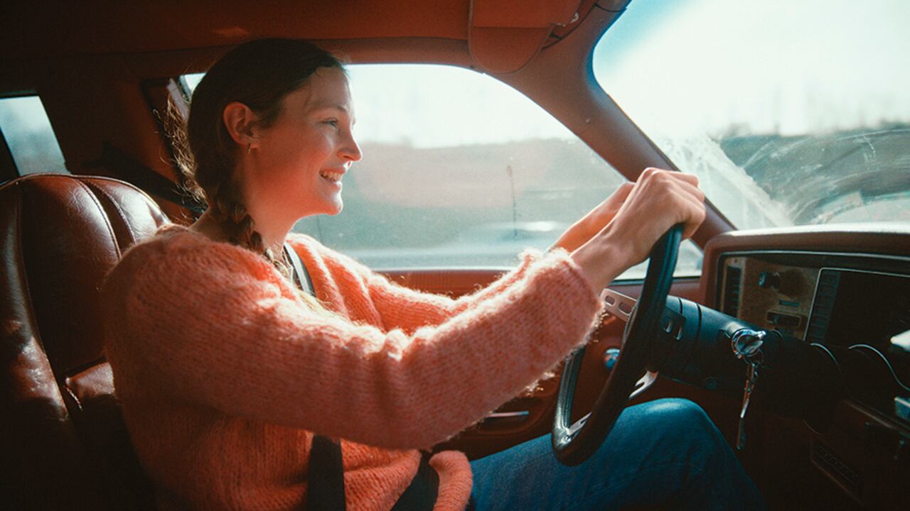 La Luxemburguesa Vicky Krieps es Clarisse, la protagonista que Mathieu Amalric escogió para su más reciente película. Con ella se viaja por varias temporadas emocionales, y el espectador percibe lo que ella proyecta, su ambiguo abandono.