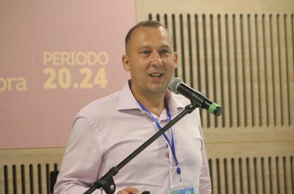 Mikhail Krasnov, es economista de profesión.