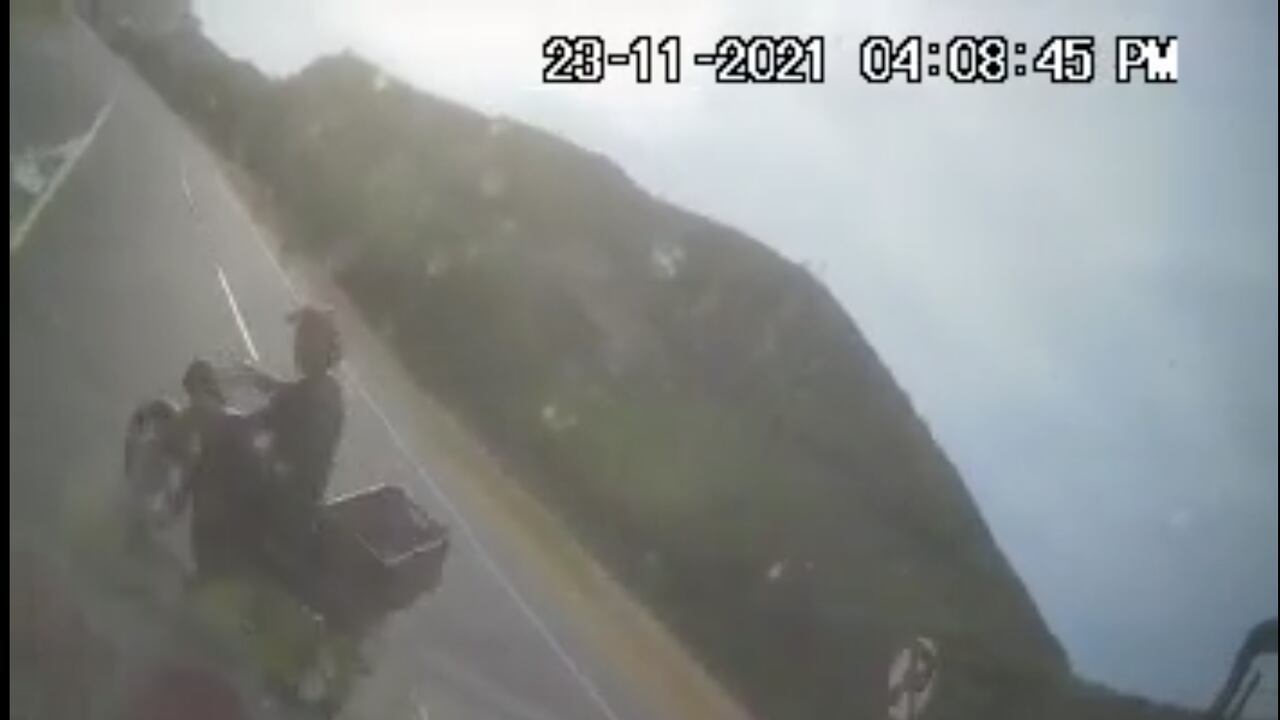 Cámara de seguridad del momento en que una buseta choca con un motociclista en la vía Santa Marta - Ciénaga