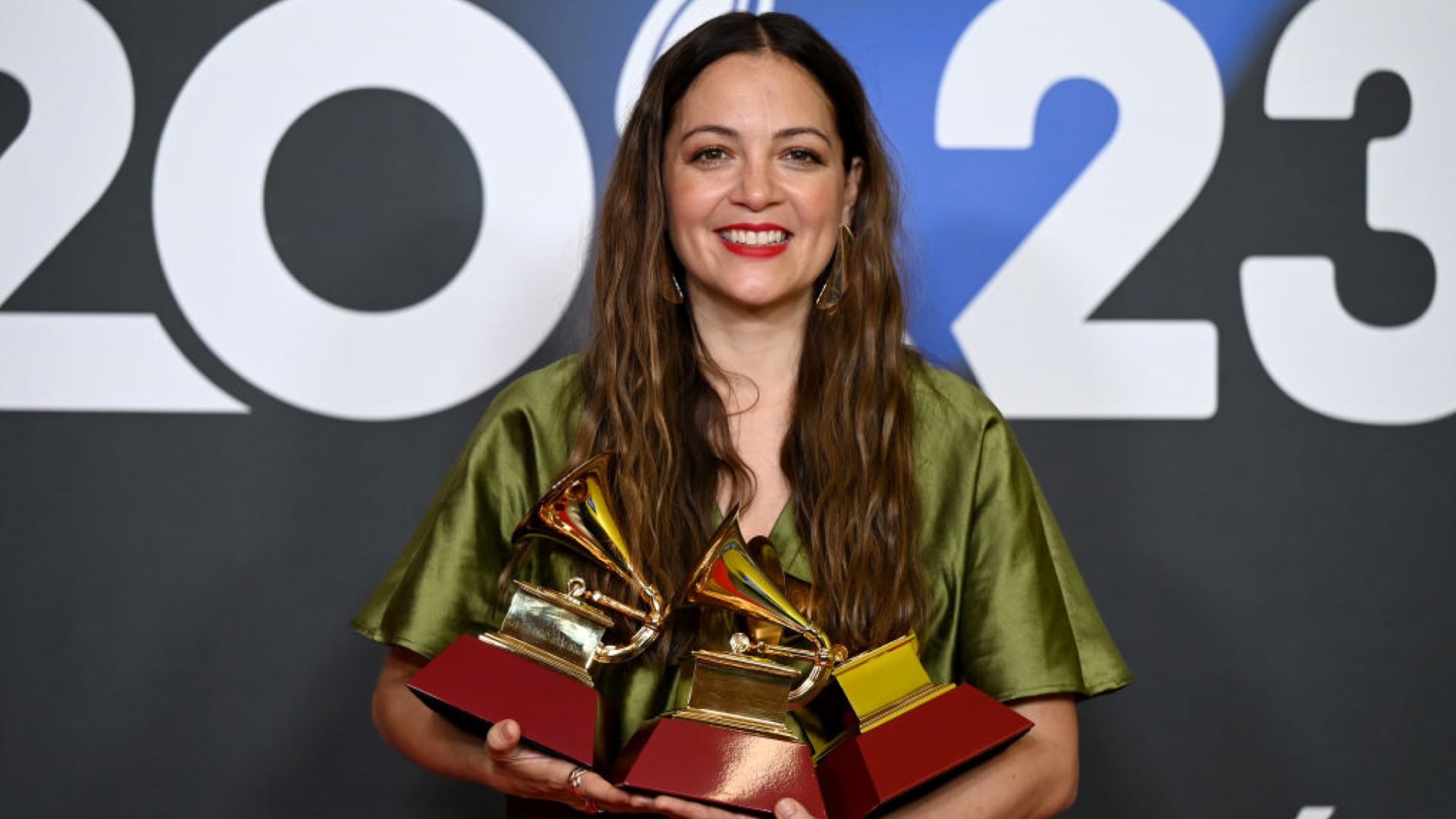 La mexicana se llevó las categorías de cantautor por su álbum "De todas las flores": Mejor álbum cantautor, mejor canción cantautor y grabación del año.
