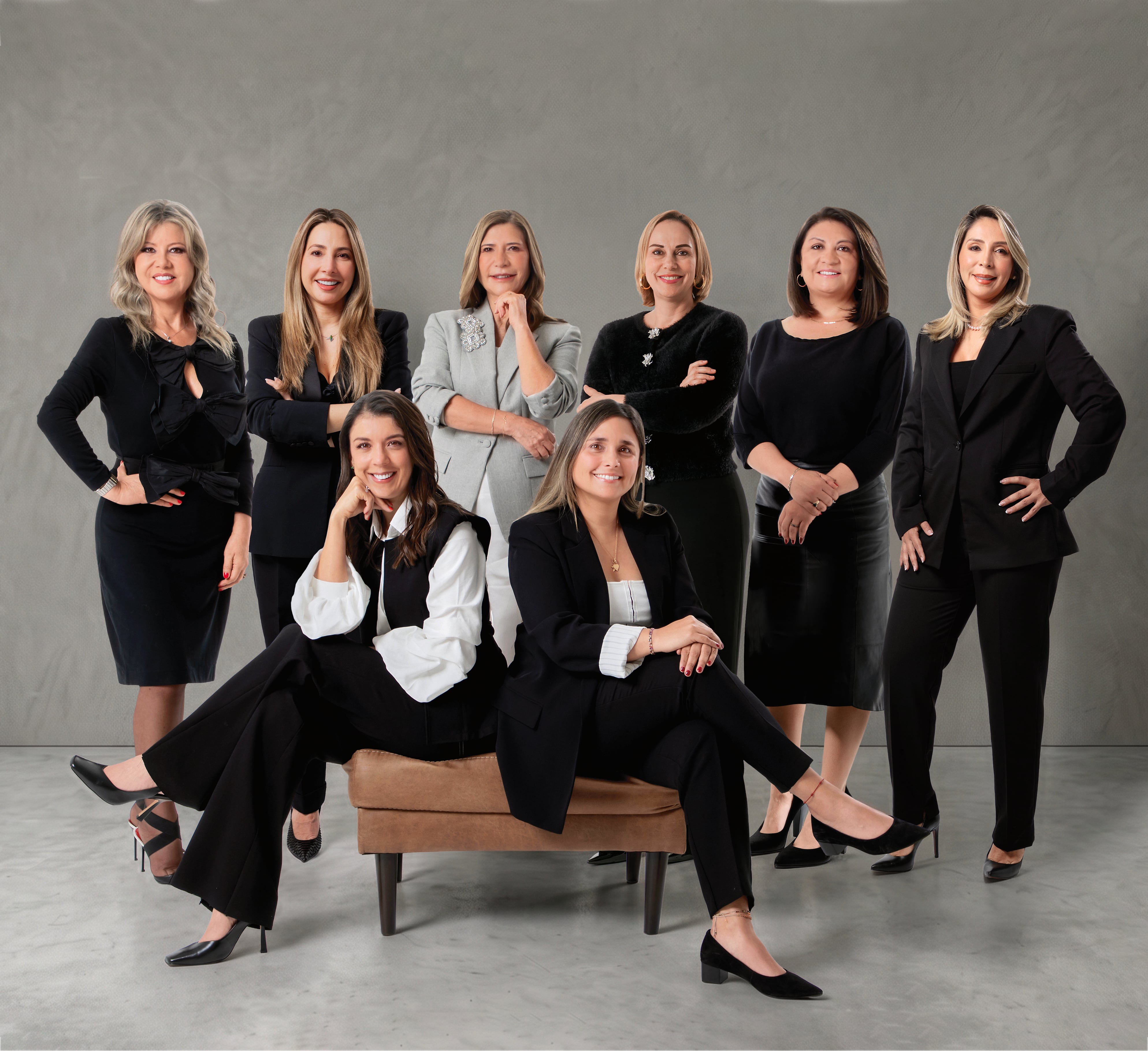 De izquierda a derecha, de pie: Maribel Córdoba, Carolina Escobar, Ana Rocío Sabogal, Claudia Mesa, Verónica Espinosa y Diana Fonseca. Sentadas: Ana María Delgadillo y Gabriela Durán.