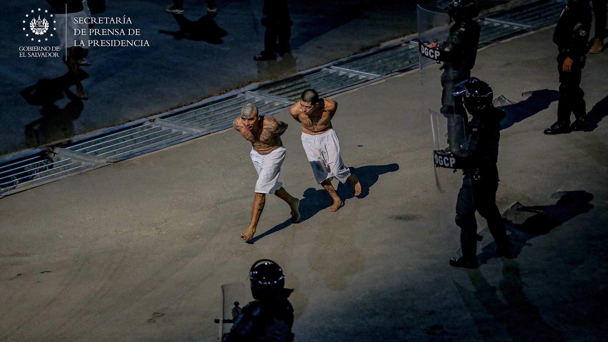 Presidente Nayib Bukele ejecuta el segundo traslado de 2,000 pandilleros al Centro de Confinamiento del Terrorismo
marzo 15 2023