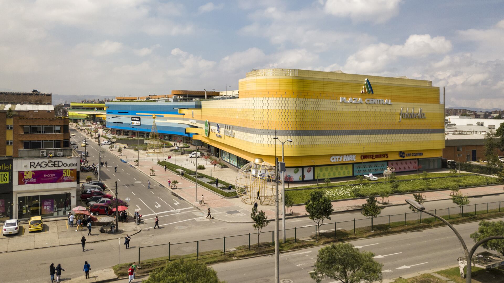 Pei es propietario del centro comercial Plaza Central.