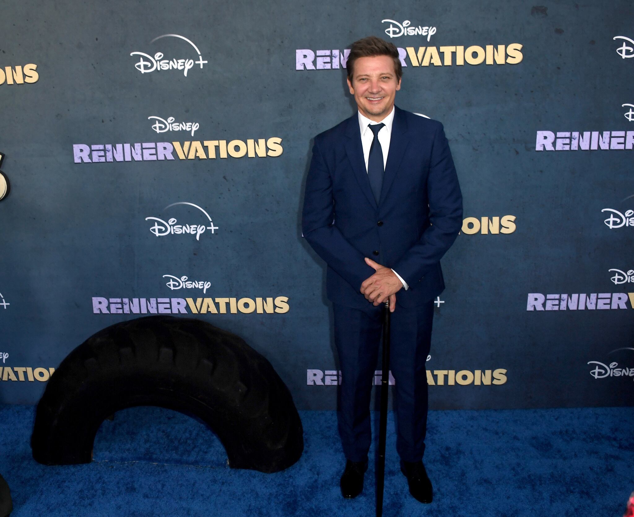 Con su mejor amigo y socio de negocios, Rory Millikin, y un equipo estelar de constructores, Jeremy Renner viaja por el mundo convirtiendo vehículos retirados de circulación en obras que sirvan un propósito diferente.