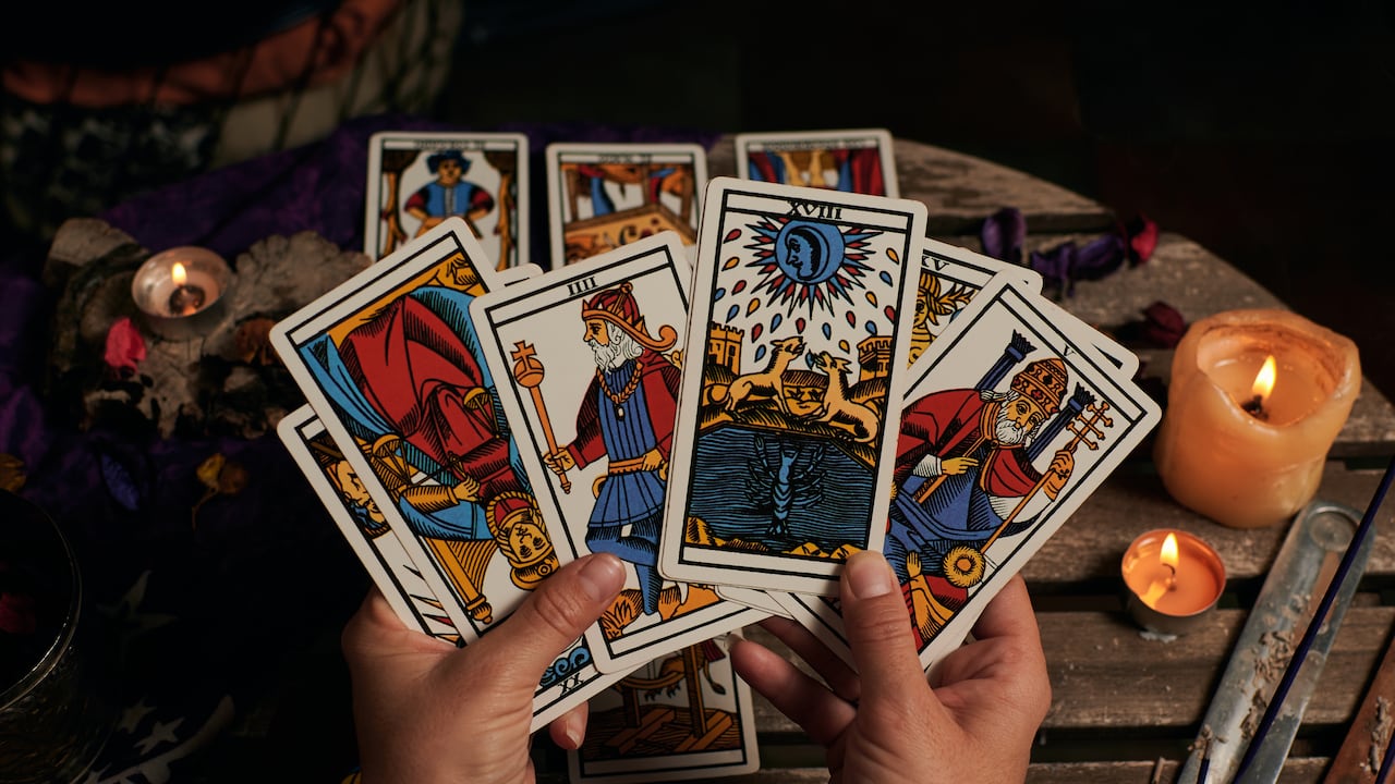 El tarot del amor guía en el viaje hacia el entendimiento y la apreciación de este poderoso y eterno sentimiento.