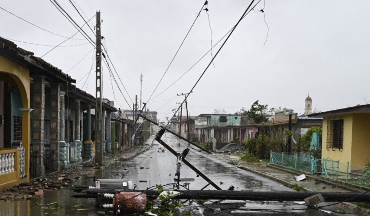 Postes de luz en el suelo, casas sin techo e inundaciones, fueron algunos de los daños que dejó el huracán Ian en la isla de Cuba