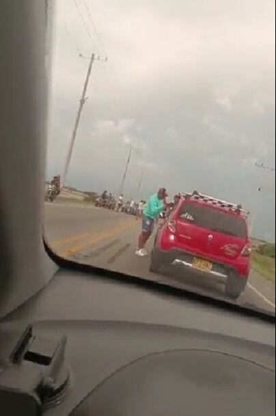 Los hombres se cruzaban frente al vehículo para evitar su paso