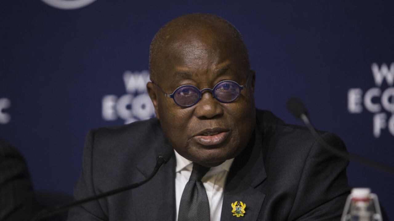 El presidente de Ghana recibió la primera dosis de vacuna gratuita Covax en el mundo
