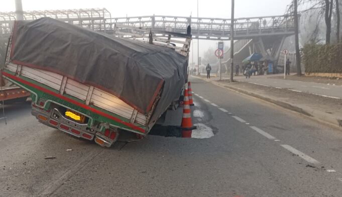 El camión presentó un grave daño en su eje.