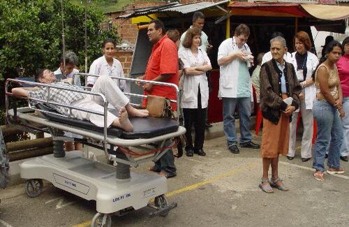 El derecho a la salud es el más vulnerado en Colombia, según las denuncias que recibe la Defensoría. Sólo en 2007 se presentaron 2.872 quejas por la violación a este derecho. Es en parte por esto que los ciudadanos han encontrado que la única manera de acceder a la salud es por medio de la acción de tutela. De ese total, 1.816 quejas fueron por negación del servicio y 1.034 por atención médica inoportuna. 