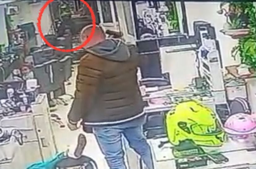 Video muestra cómo el policía que mató a su expareja en una peluquería de Bogotá, estaba acompañado de otros dos uniformados