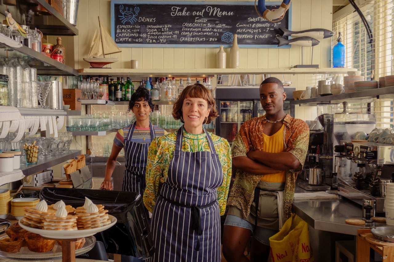 Sunita Mani, Olivia Colman y Ncuti Gatwa en THE ROSES. Foto: Jaap Buitendijk, Searchlight Pictures.