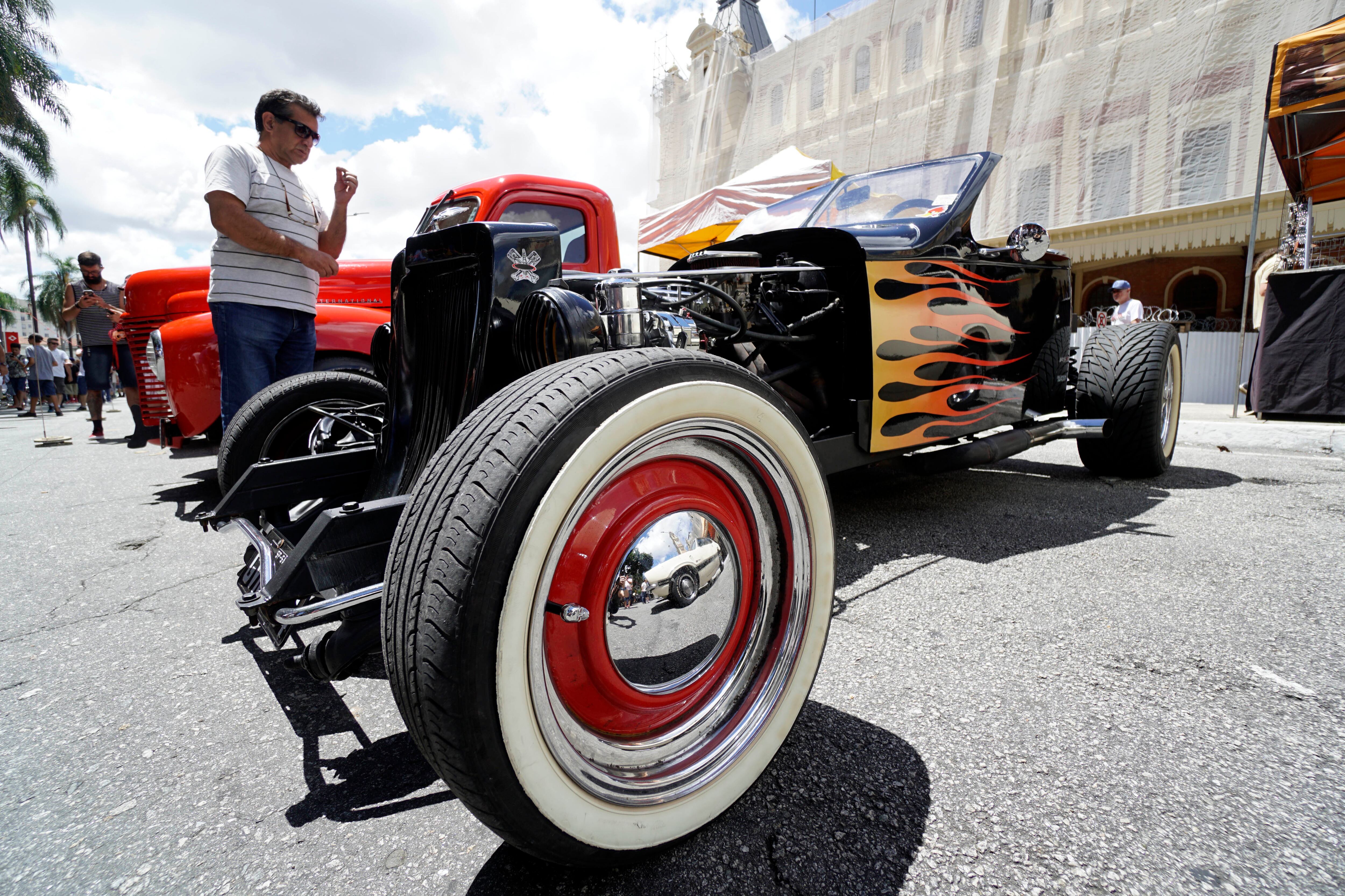 En el pasado, los neumáticos eran de color blanco, tono que daba el caucho, materia prima de estos elementos.