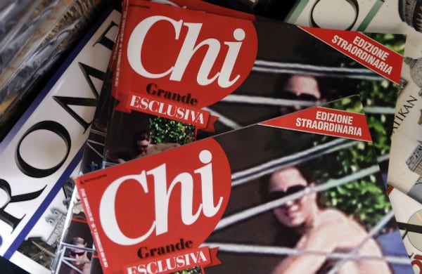 La revista italiana titula "La reina está desnuda". La publicación salió a la venta este lunes a pesar de la acción legal puesta en Francia contra la revista Closer que publicó primero las polémicas fotografías de la princesa Kate Middleton.