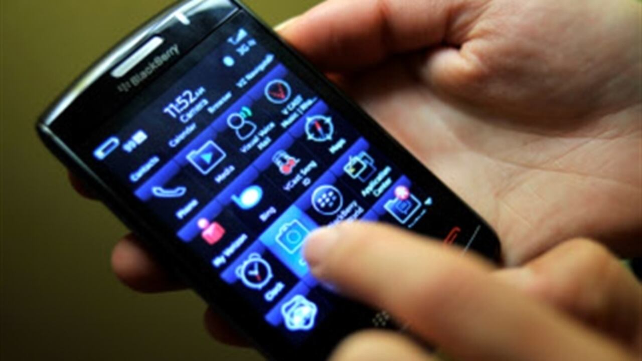 Los usuarios que compren teléfonos móviles después del 1 de octubre, deben exigir a su operador que se le entregue el equipo con las bandas abiertas o solicitar el suministro del código o clave para su desbloqueo.