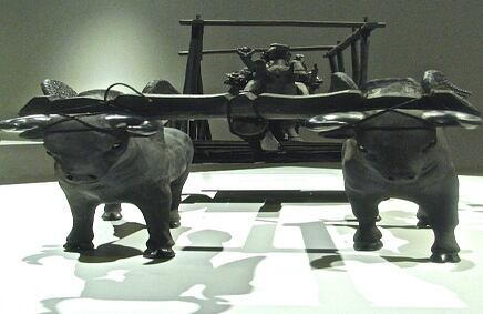 En el museo de indica que Carlomagno “empieza moliendo la arcilla en polvo. A continuación, se tamiza varias veces, agrega el agua y la cubre, poniéndola a un lado para ‘descansar’. Saca la cantidad que va a usar y añade agua hasta que la arcilla es maleable para trabajar”. 