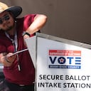 Un trabajador electoral deposita una boleta de voto por correo en un contenedor seguro en la oficina del Supervisor de Elecciones del condado de Miami-Dade, durante las elecciones primarias de Florida en Doral, Florida, el martes 18 de agosto de 2026. (Foto AP/Lynne Sladky)