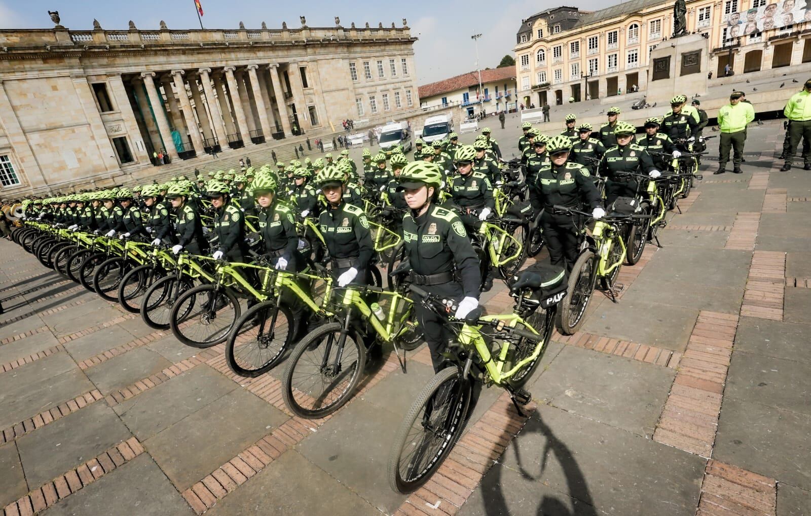 Posesión del Comandante General de la Policía de Bogotá , Carlos Fernando Triana
Claudia López