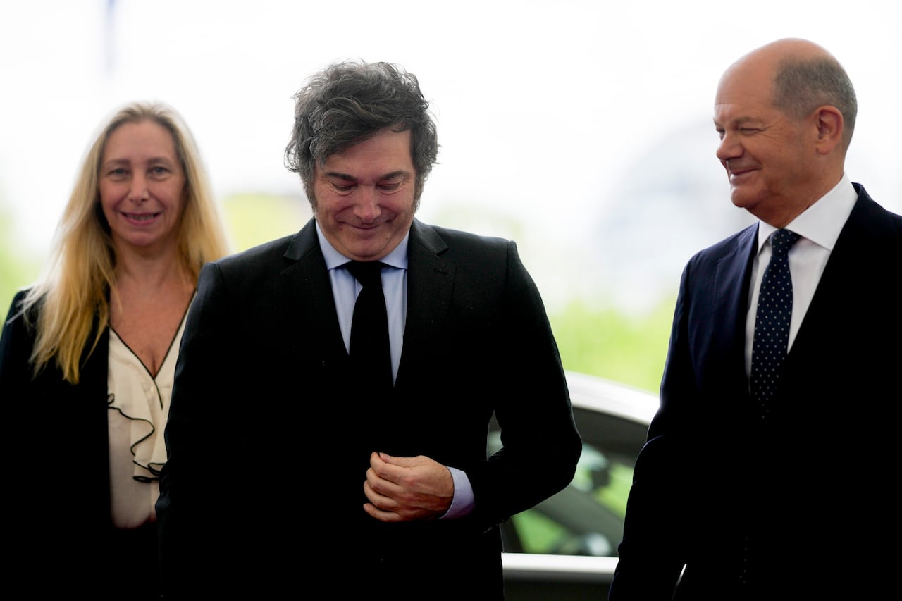 El canciller alemán Olaf Scholz (derecha) da la bienvenida al presidente argentino Javier Milei (centro) y a su hermana Karina Milei en una reunión en la cancillería en Berlín, Alemania, el domingo 23 de junio de 2024.