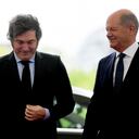 El canciller alemán Olaf Scholz (derecha) da la bienvenida al presidente argentino Javier Milei (centro) y a su hermana Karina Milei en una reunión en la cancillería en Berlín, Alemania, el domingo 23 de junio de 2024.