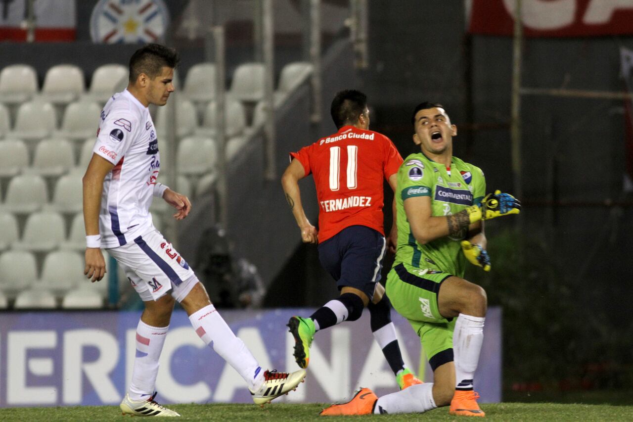 Leandro Fernández de Independiente celebra tras anotar el tercer gol de su equipo mientras Miguel Jacquet y Santiago Rojas portero de Nacional reaccionan durante un partido de ida entre Nacional e Independiente como parte de los cuartos de final de la Copa CONMEBOL Sudamericana 2017 en el estadio Defensores del Chaco el 25 de octubre de 2017 en Asunción, Paraguay.