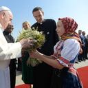 A su llegada a Eslovaquia, una judía le entregó un ramo de flores al Sumo Pontífice.
