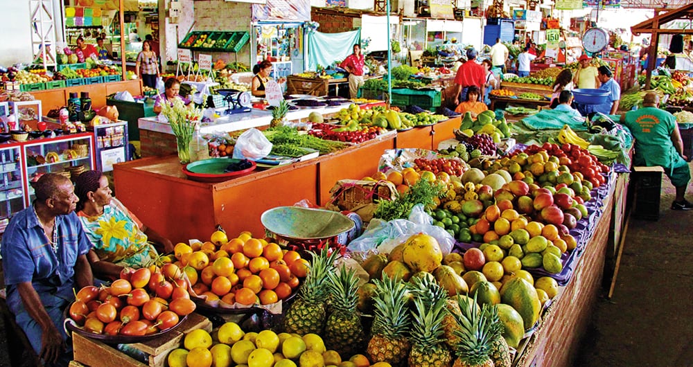 Si bien los precios de los alimentos han tenido fuertes correcciones, las variaciones en las cosechas afectaron comestibles como el tomate y la mora, hoy con la mayor inflación de la canasta familiar. Los impuestos saludables también encarecieron varios productos.
