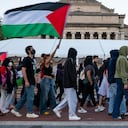 Estudiantes de Columbia participan en una manifestación en apoyo de Palestina en la universidad el 12 de octubre de 2023 en la ciudad de Nueva York. Los estudiantes también realizaron una contramanifestación en apoyo a Israel al otro lado del césped.