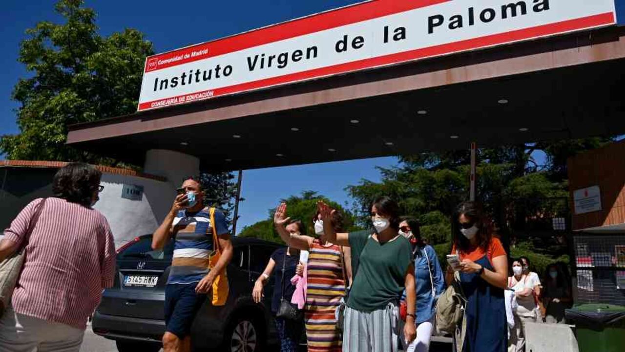 Delante del colegio Virgen de la Paloma, en Madrid, al menos 5.000 personas hicieron cola este miércoles por la tarde, según la policía