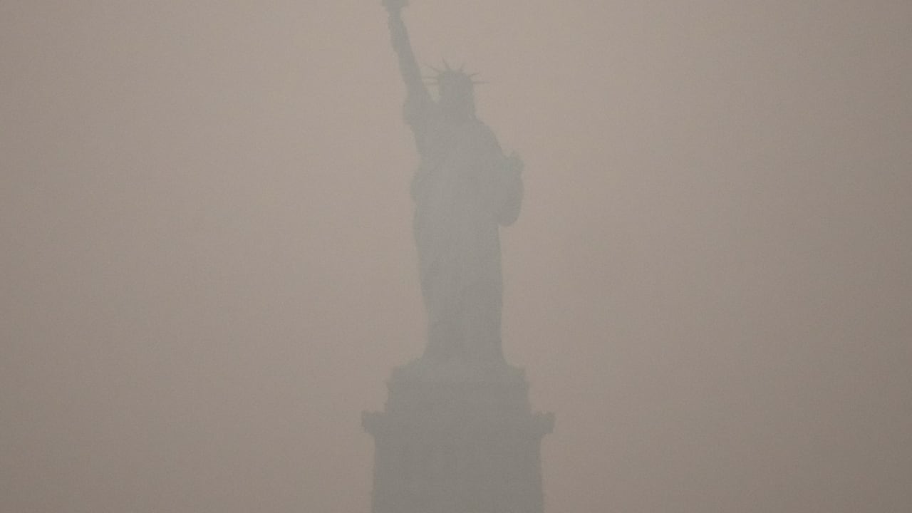 El humo de los incendios forestales cruzó la frontera y deterioró la calidad del aire al noreste de Estados Unidos.