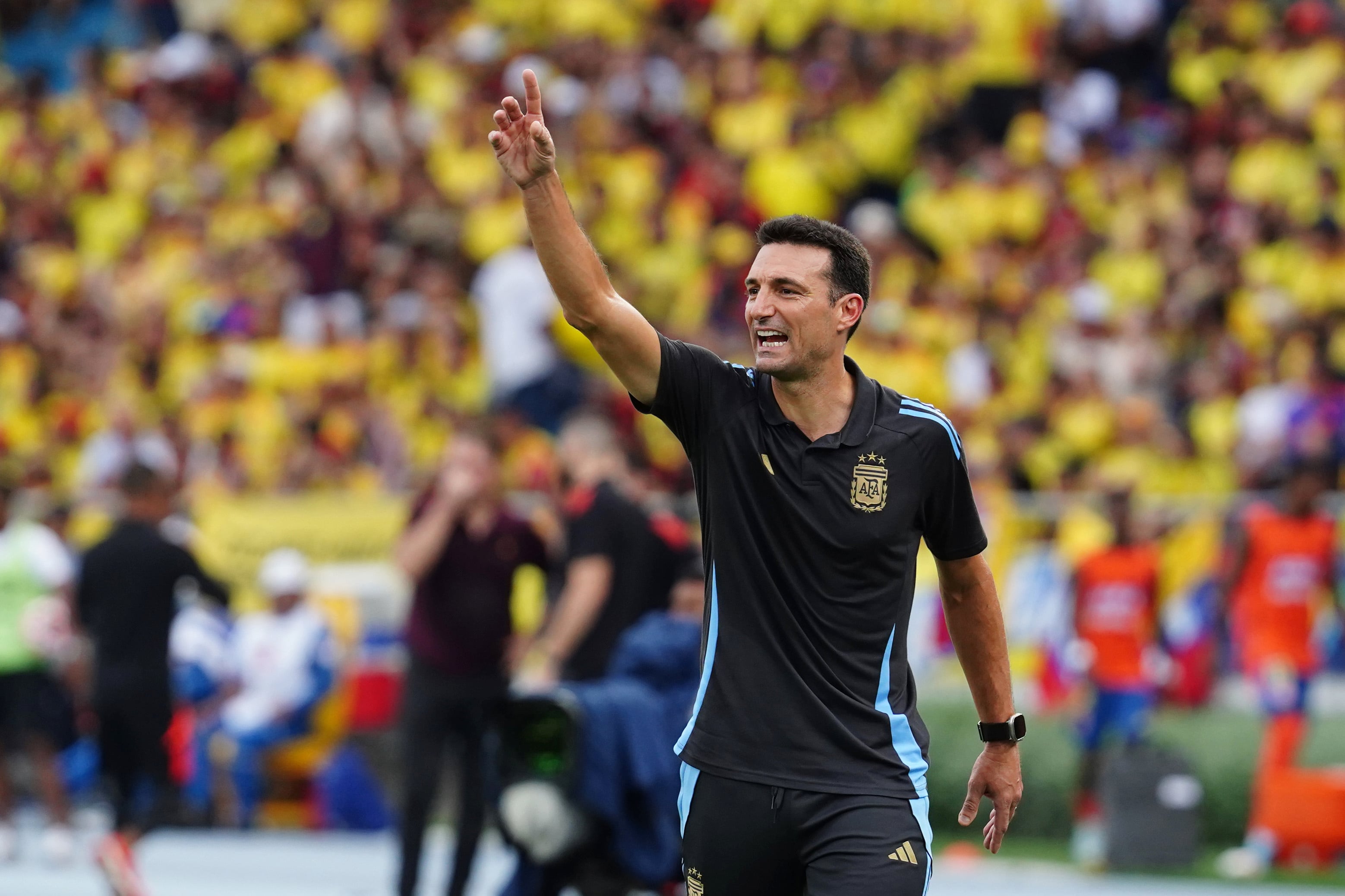 Lionel Scaloni durante un partido contra Colombia.