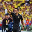 Lionel Scaloni durante un partido contra Colombia.