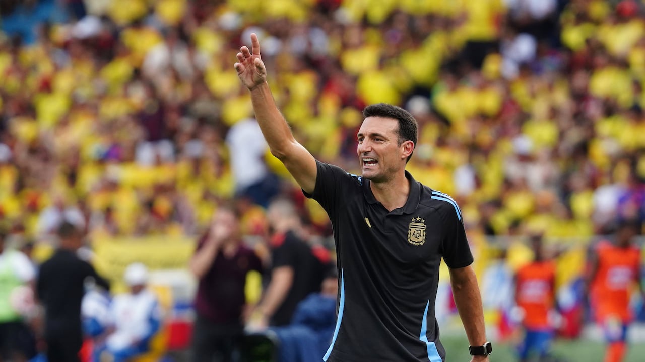 Lionel Scaloni durante un partido contra Colombia.