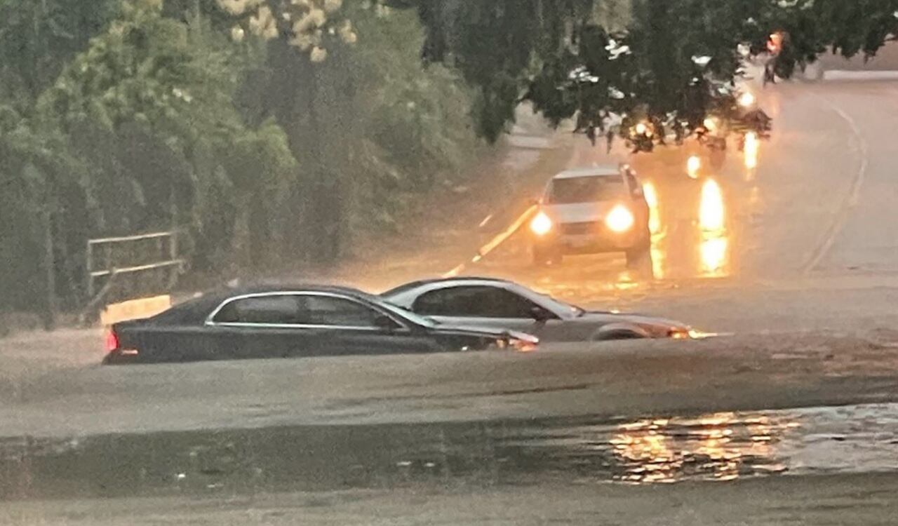 Los carros en Dallas, Texas, quedaron atrapados bajo el agua debido a las torrenciales lluvias