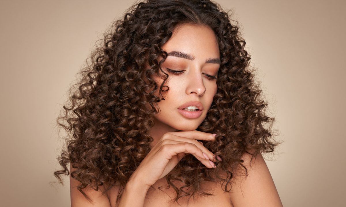 Cabello rizado con ingredientes naturales.